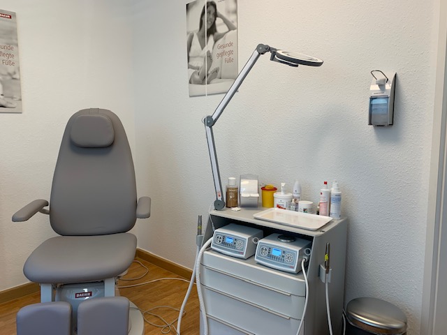 Moderner Behandlungsraum der Podologiepraxis